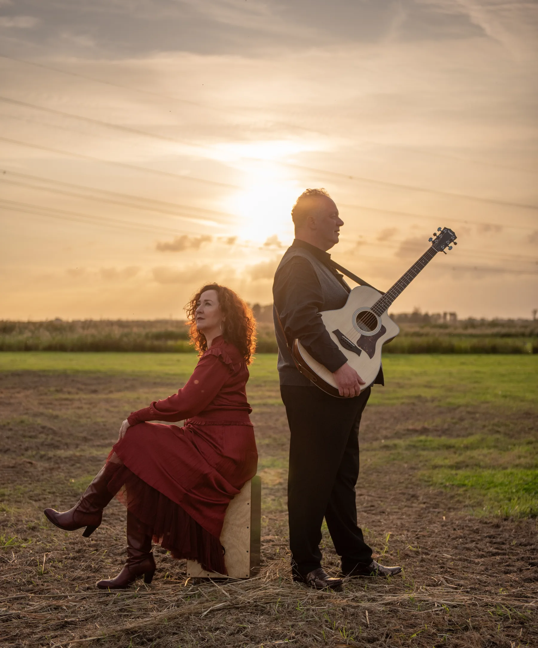 Bohèm live met gitaar in een intieme setting, passend bij de coverkoffer