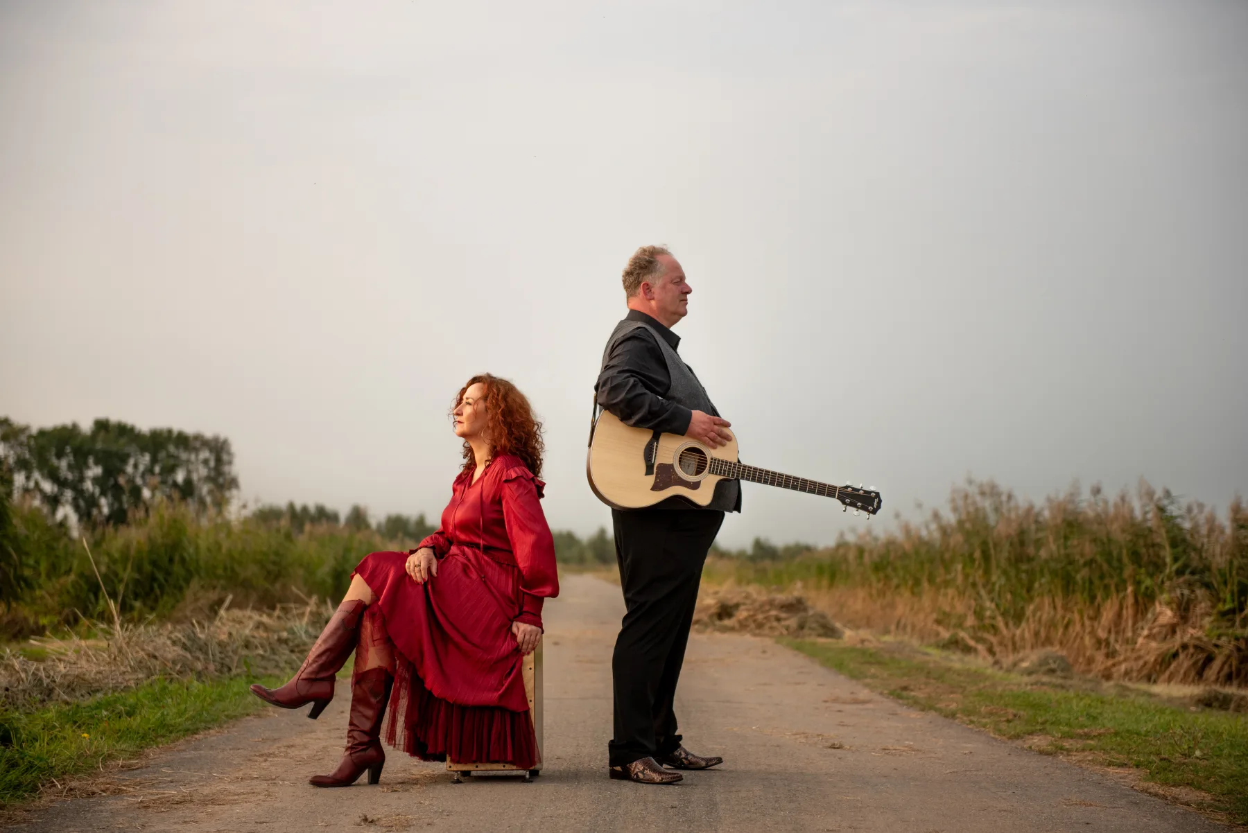 Bohèm in gouden zonsondergang, klaar voor liveoptreden